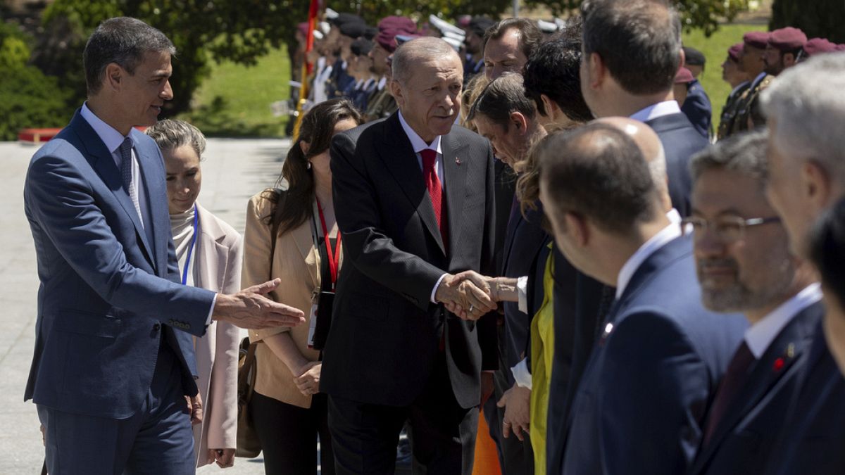 Pedro Sánchez junto a Recep Tayyip Erdogan durante la visita de este a Madrid, España.