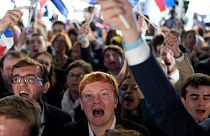 فریاد خوشحالی جوانان فرانسوی حامی جریان راست افراطی از پیروزی حزب اجتماع ملی در انتخابات پارلمانی اروپا