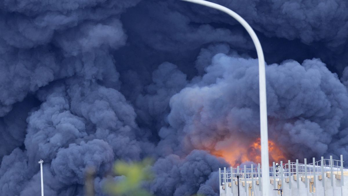 Дым над грузовым отделением аэропорта Брюсселя, где начался пожар