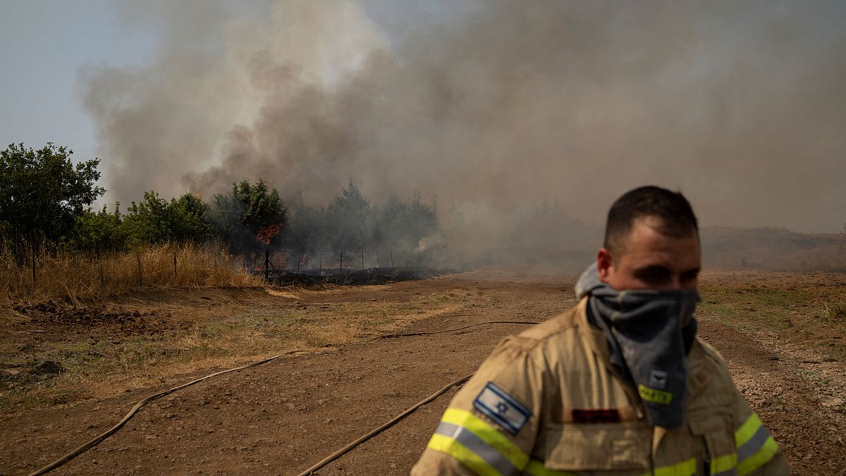 فرق الإطفاء تكافح النيران شمال إسرائيل