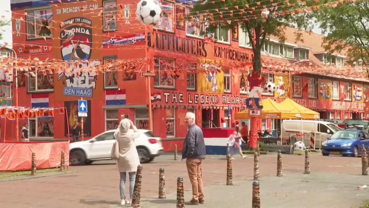 Марктвег в Гааге: даже уличные урны замотаны в оранжевый 