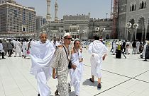 Dos peregrinos ciegos realizan el Hajj con la ayuda de su guía en el exterior de la Gran Mezquita durante la peregrinación anual en La Meca, Arabia Saudí, el jueves 13 de junio de 2024.