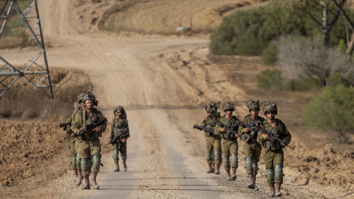 Израелската армия съобщи в събота че осем войници са били