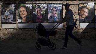 Október 7-én elrabolt izraeli túszok fotói egy jeruzsálemi házfalon