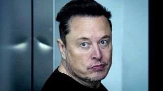 Elon Musk, consejero delegado de Tesla, abandona la Gigafactoría de Tesla para coches eléctricos tras una visita en Gruenheide, cerca de Berlín (Alemania).