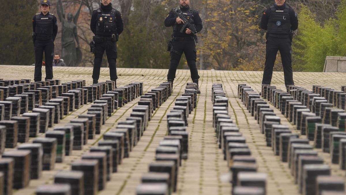 ضباط شرطة يحرسون 11 طنًا من الكوكايين في مدريد، إسبانيا.