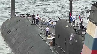 Des personnes observent l'arrivée de la frégate Amiral Gorshkov de la marine russe dans le port de La Havane, à Cuba, le mercredi 12 juin 2024. 