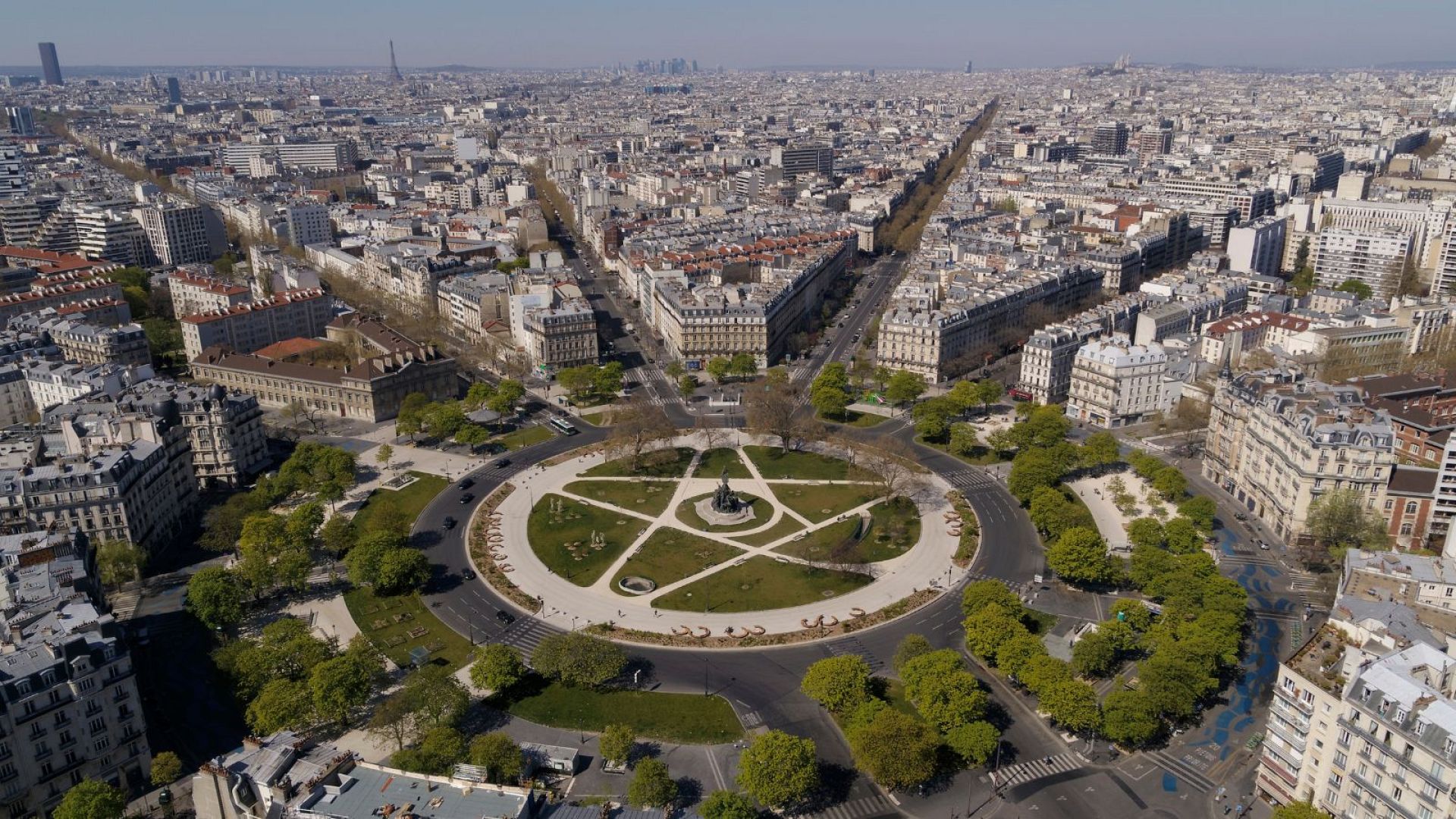 Le temps du tout voiture est révolu comment Paris encouragetelle la marche et le vélo