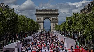 Μεγάλα πικνίκ και δρόμοι χωρίς αυτοκίνητα: Πώς το Παρίσι βοηθά τους ποδηλάτες και τους περιπατητές να ανακτήσουν την πόλη.