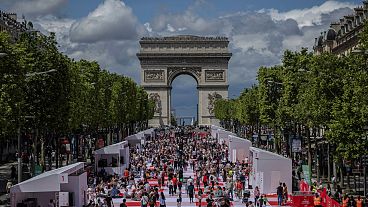 Μεγάλα πικνίκ και δρόμοι χωρίς αυτοκίνητα: Πώς το Παρίσι βοηθά τους ποδηλάτες και τους περιπατητές να ανακτήσουν την πόλη.