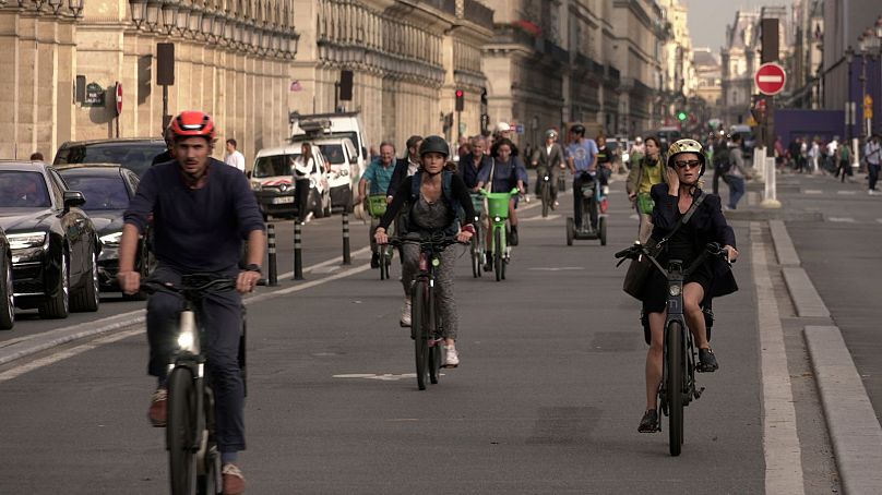 Des cyclistes rue de Rivoli à Paris, en Septembre 2023. 
