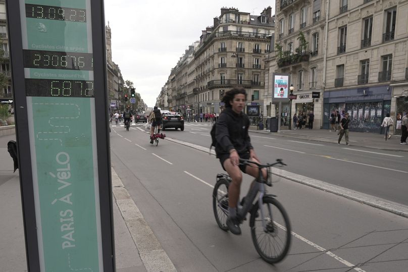 Un cycliste passe devant un compteur de vélos à Paris, en septembre 2023.
