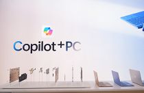 Μια εκρηκτική άποψη των νέων φορητών υπολογιστών Microsoft Surface φαίνεται κατά τη διάρκεια μιας εκδήλωσης παρουσίασης του βοηθού AI της εταιρείας, Copilot, πριν από το ετήσιο συνέδριο προγραμματιστών Build 