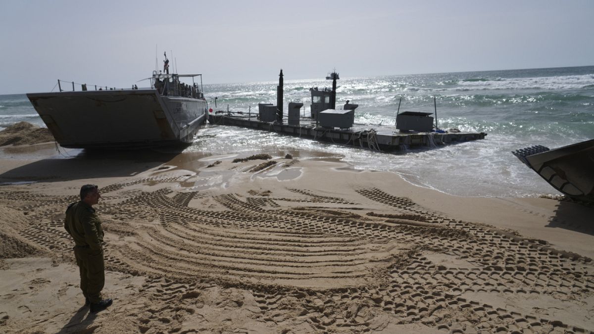 سفينة إنزال تابعة للجيش الأمريكي تظهر على الشاطئ في أسدود