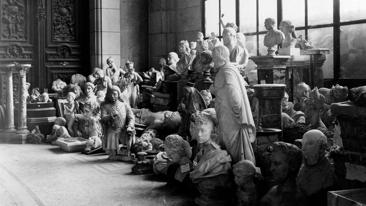 Estatuas de piedra recogidas por la Junta y depositadas en San Francisco el Grande, a principios de septiembre de 1937.