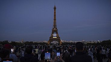 Οι Ολυμπιακοί δακτύλιοι διακρίνονται στον Πύργο του Άιφελ την Παρασκευή 7 Ιουνίου 2024, στο Παρίσι. 