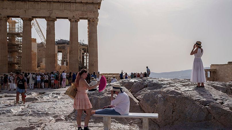 Turistler, Yunanistan'ın başkenti Atina'da yer alan antik Akropolis'i ziyaret ediyor.