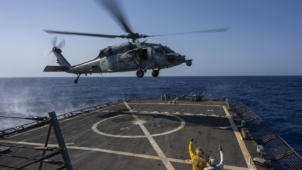 Un helicóptero aterriza en un destructor de misiles guiados estadounidense en el mar Rojo, el miércoles 12 de junio de 2024.