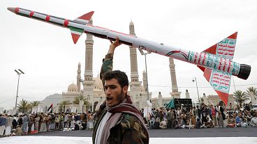 یک طرفدار حوثی‌ها در تظاهرات علیه آمریکا و اسرائیل در ۲۶ آوریل ۲۰۲۴