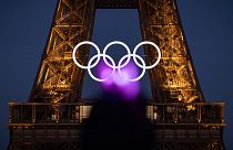  الحلقات الأولمبية تظهرعلى برج إيفل يوم الجمعة 7 يونيو 2024 في باريس.