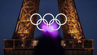  الحلقات الأولمبية تظهرعلى برج إيفل يوم الجمعة 7 يونيو 2024 في باريس.