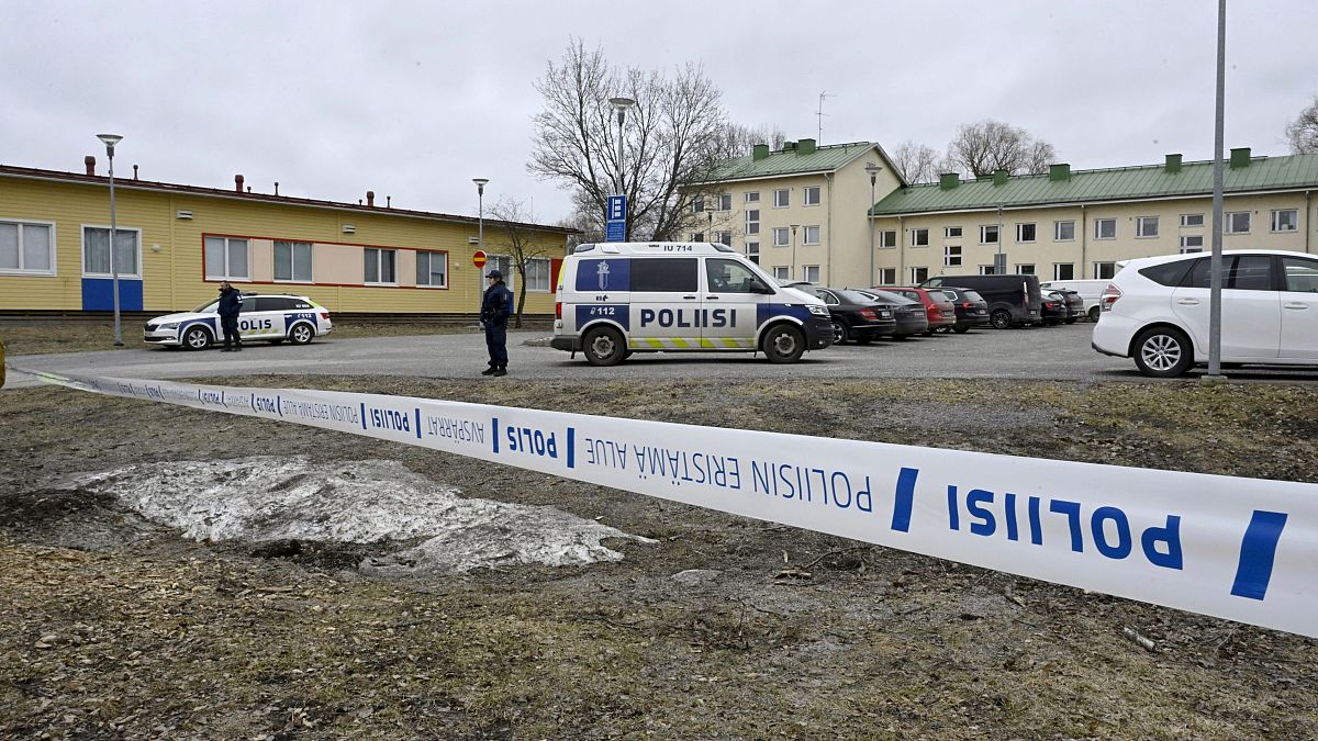ARQUIVO - Agentes da polícia montam guarda no exterior da escola secundária Viertola, em Vantaa, Finlândia, terça-feira, 2 de abril de 2024. 