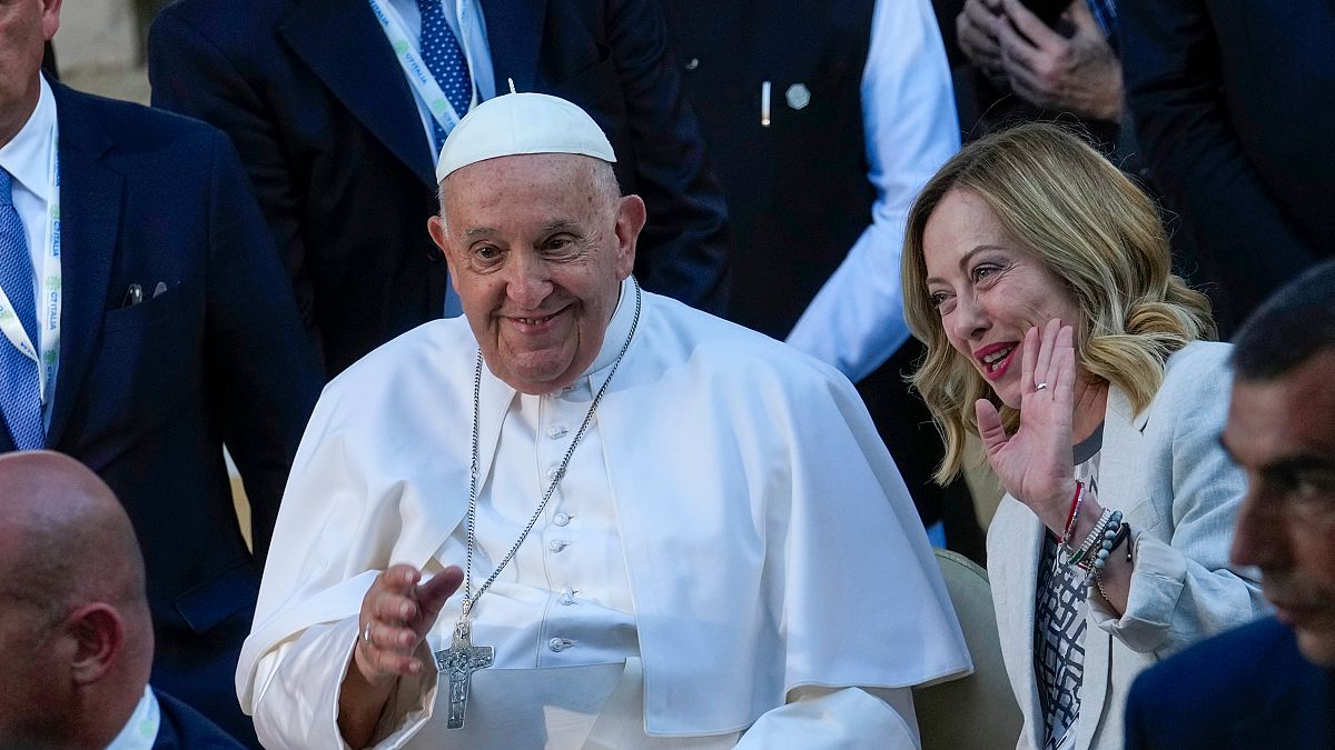 Ferenc pápa is megjelent a dél-itáliai G7-csúcson pénteken