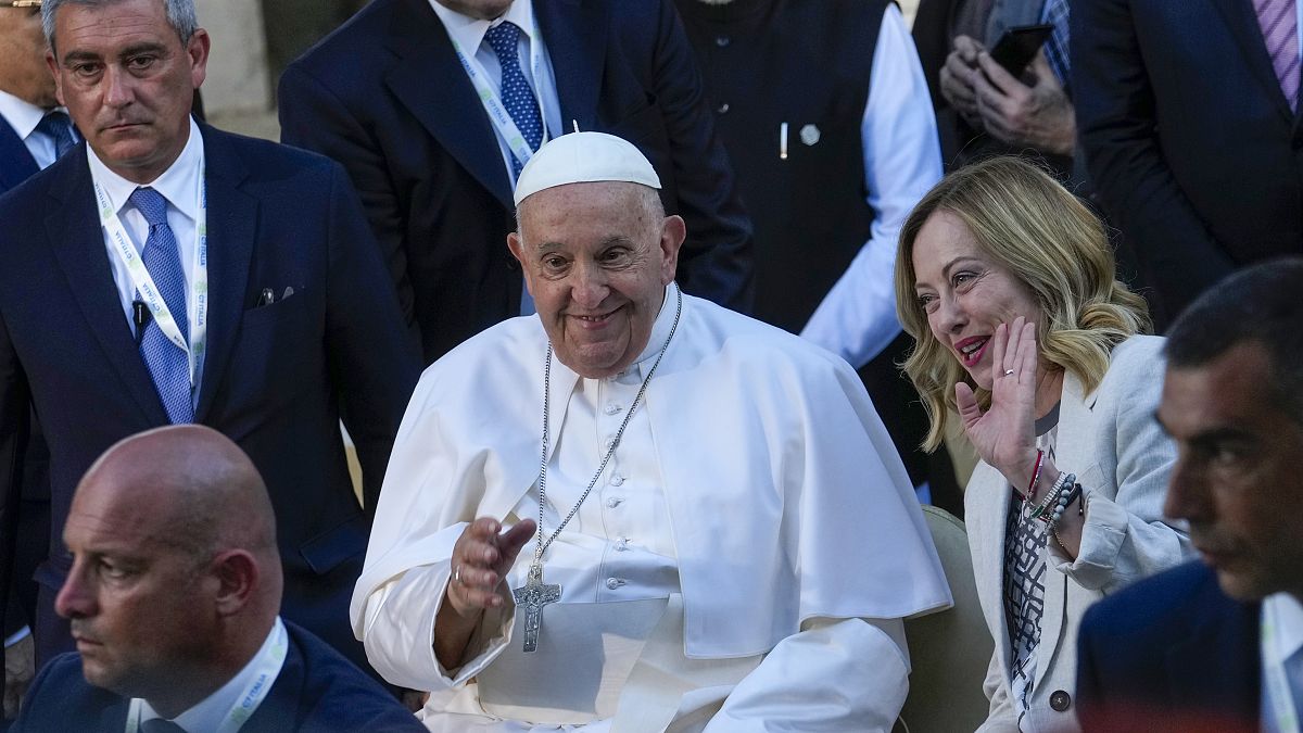 Papst Franziskus verlässt mit der italienischen Ministerpräsidentin Giorgia Meloni am Ende eines Gruppenfotos die G7 in Borgo Egnazia, 14. Juni 2024