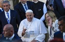 البابا فرانسيس يغادر مع رئيسة الوزراء الإيطالية جيورجيا ميلوني في نهاية صورة جماعية لمجموعة السبع في بورجو إجنازيا، 14 يونيو 2024