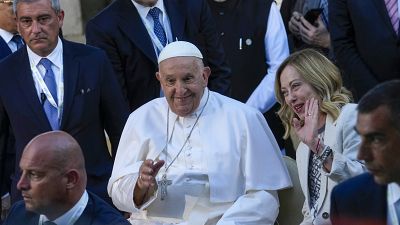 El papa Francisco sale con la primera ministra italiana, Giorgia Meloni, al final de una foto de grupo el G7 en Borgo Egnazia, el 14 de junio de 2024.
