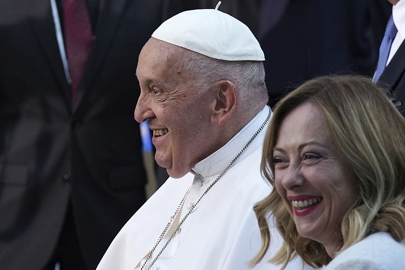 Papst Franziskus mit Italiens Ministerpräsidentin Giorgia Meloni am zweiten Tag des Gipfels in Borgo Egnazia, 14. Juni 2024