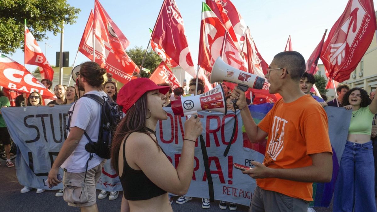 Göstericiler 14 Haziran 2024 Cuma günü İtalya'nın güneyindeki Fasano kentinde G7 zirvesini protesto ederken sloganlar atıyor. 