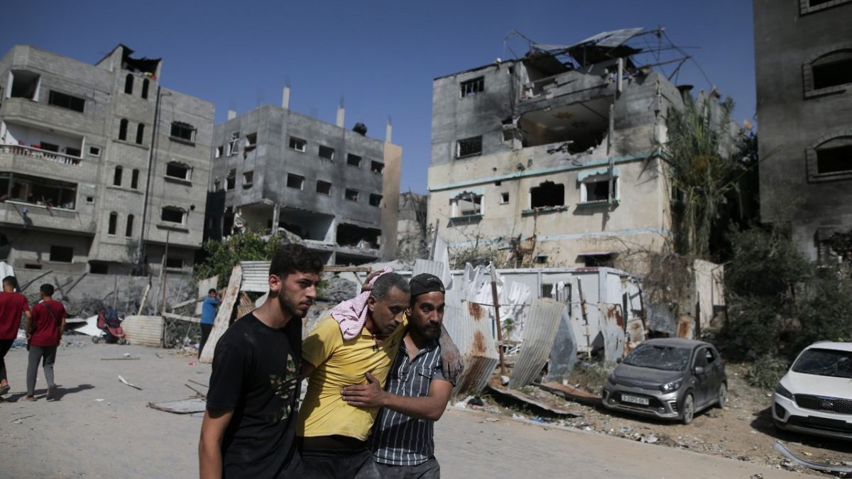 نازحون بعد قصف إسرائيلي في مخيم النصيرات جنوب القطاع.
