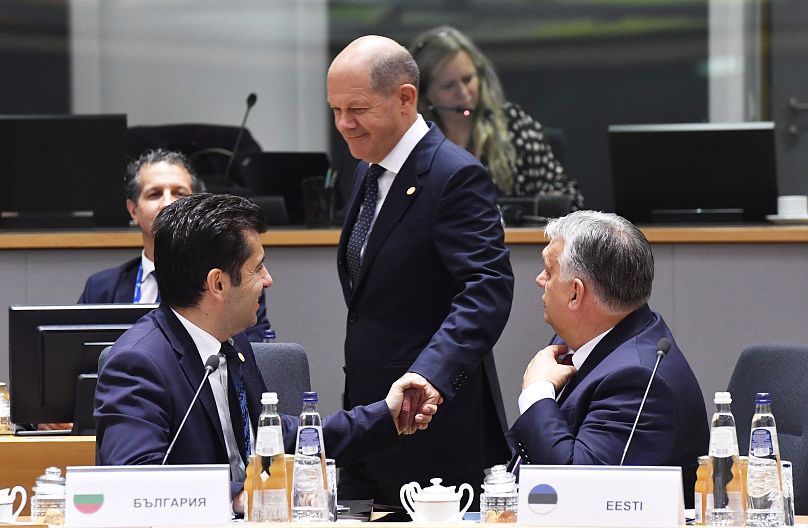 اولاف شولتس صدراعظم آلمان (وسط تصویر)، در کنار ویکتور اوربان، نخست وزیر مجارستان (راست) و نخست وزیر بلغارستان (چپ) در یک نشست اتحادیه اروپا در بروکسلبه تاریخ ۲۳ ژوئن ۲۰۲۲