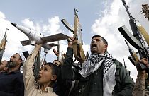 Partidarios houthis asisten a protestas contra Israel y Estados Unidos en Saná, Yemen, el viernes 14 de junio de 2024. 
