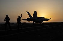 Ein Kampfjet landet auf dem Flugzeugträger USS Dwight D. Eisenhower im Roten Meer, 11. Juni 2024