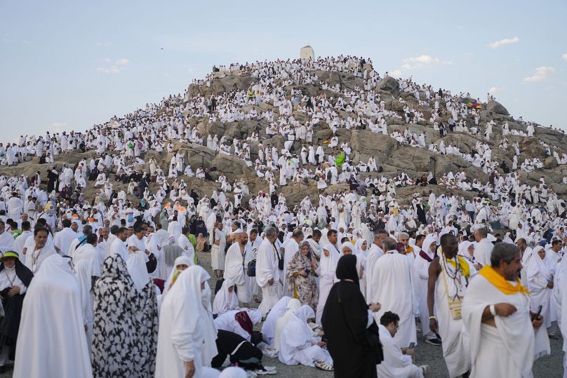 Des pèlerins se rassemblent à la "Montagne de la Miséricorde", dans la plaine d'Arafat, près de la ville sainte de La Mecque, en Arabie saoudite, le samedi 15 juin 2024