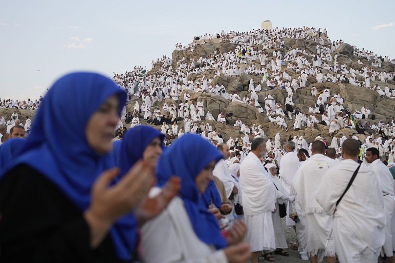 حجاج مسلمون يقفون على صعيد عرفة في يوم الحج الاكبر