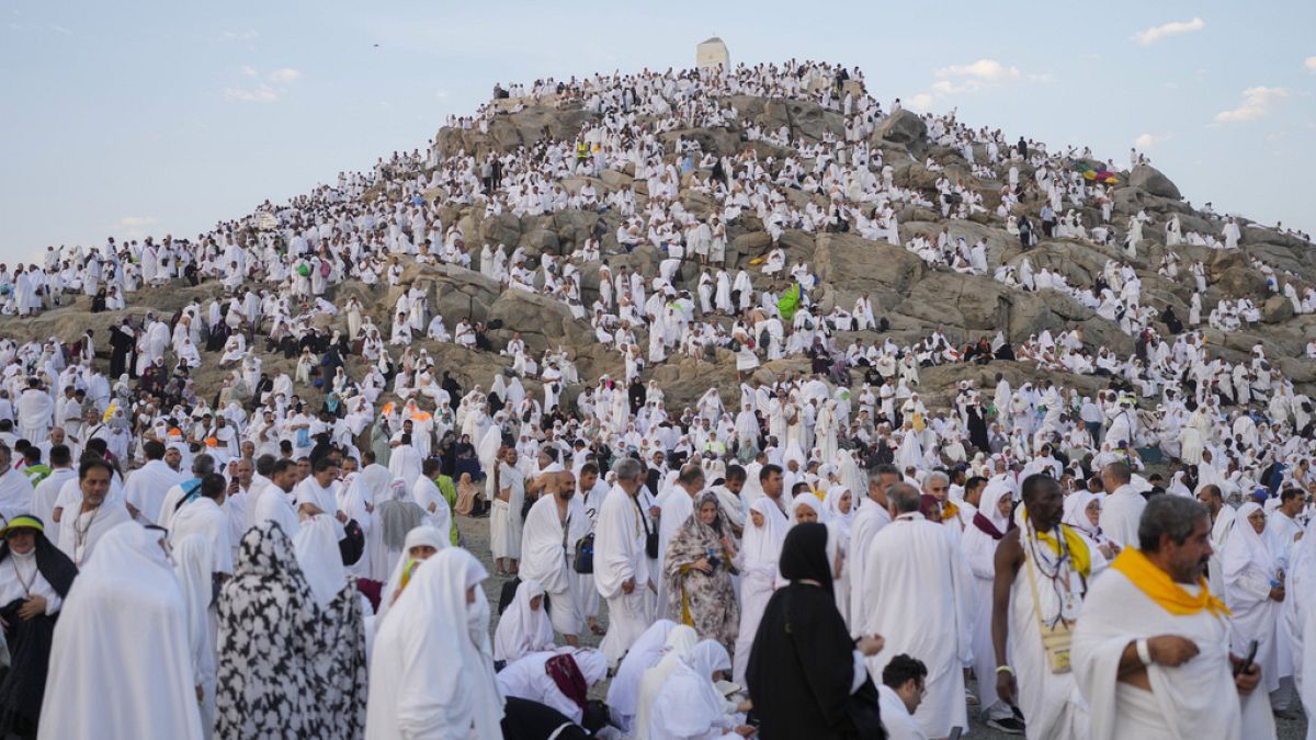 Müslüman hacılar Mekke yakınlarındaki Arafat Ovası'nda yer alan Rahmet Dağı'nın tepesinde toplanıyor, Suudi Arabistan, 15 Haziran 2024 Cumartesi