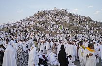 Müslüman hacılar Mekke yakınlarındaki Arafat Ovası'nda yer alan Rahmet Dağı'nın tepesinde toplanıyor, Suudi Arabistan, 15 Haziran 2024 Cumartesi