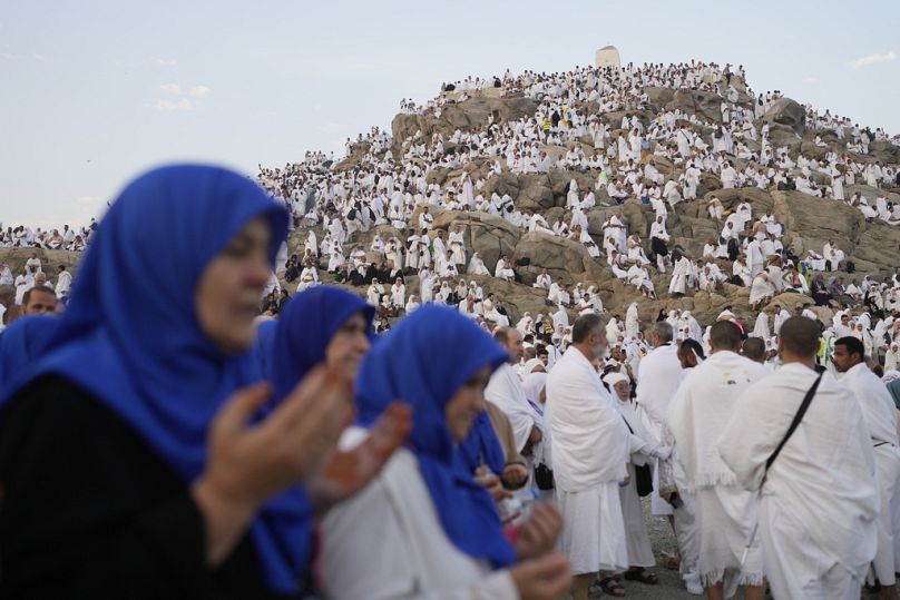Müslüman hacı adayları, rahmet tepesi olarak bilinen Arafat Dağı'nda dua ediyor.