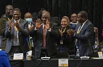 Güney Afrika Cumhurbaşkanı Cyril Ramaphosa, 14 Haziran 2024 Cuma günü Cape Town, Güney Afrika'da yeniden ülke lideri seçildikten sonra tepki gösteriyor.