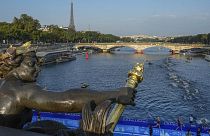 Paris'te çekilmiş bu fotoğraf, Seine Nehri'ni ve arka planda Eyfel Kulesi'ni gösteriyor