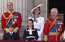 الملك تشارلز الثالث والعائلة المالكة يشاهدون عرضاً عسكرياً جوياً من شرفة قصر باكنغهام
