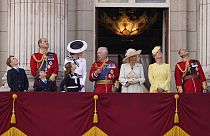 King Charles III. mit Königin Camilla, Kate, Prinzessin von Wales und anderen Royals auf dem Balkon des Buckingham Palace, 15. Juni 2024.
