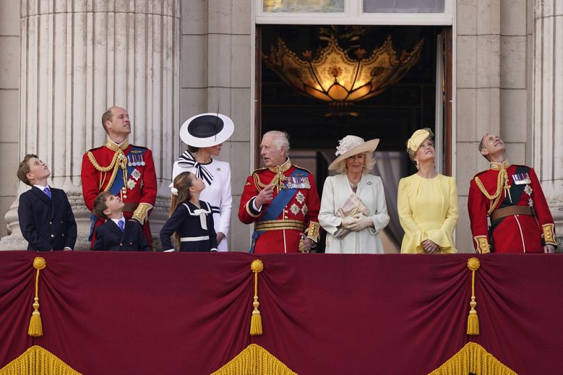 Η βασιλική οικογένεια στο μπαλκόνι του παλαιτιού του Μπάκιγχαμ