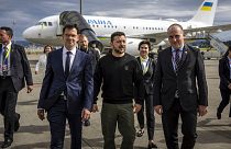 زلنسکی (وسط) در کنار سفیر سوئیس در اوکراین (چپ) و سفیر اوکراین در سوئیس (دومین نفر از راست) و معاون تشریفات سوئیس (نفر اول از راست) در فرودگاه زوریخ سوئیس، جمعه ۱۴ ژوئن ۲۰۲۴