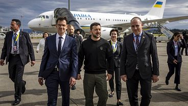 زلنسکی (وسط) در کنار سفیر سوئیس در اوکراین (چپ) و سفیر اوکراین در سوئیس (دومین نفر از راست) و معاون تشریفات سوئیس (نفر اول از راست) در فرودگاه زوریخ سوئیس، جمعه ۱۴ ژوئن ۲۰۲۴
