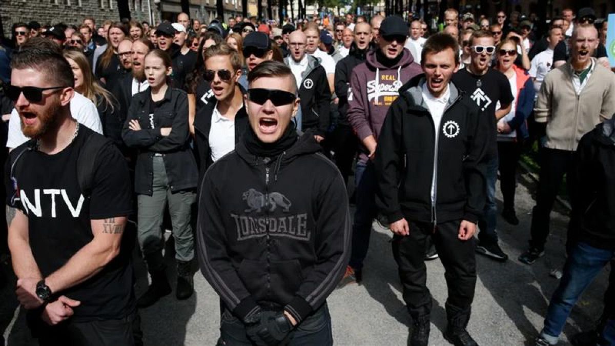 Neo-Nazi İskandinav Direniş Hareketi'nin destekçileri Kungsholmstorg meydanında düzenlenen gösteri sırasında sloganlar attı, Stockholm, İsveç, Cumartesi, 25 Ağustos 2018. 