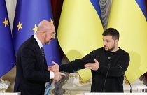 Charles Michel, az Európai Tanács elnöke és Volodimir Zelenszkij ukrán elnök sajtótájékoztatót tart Kijevben 2023. november 21-én